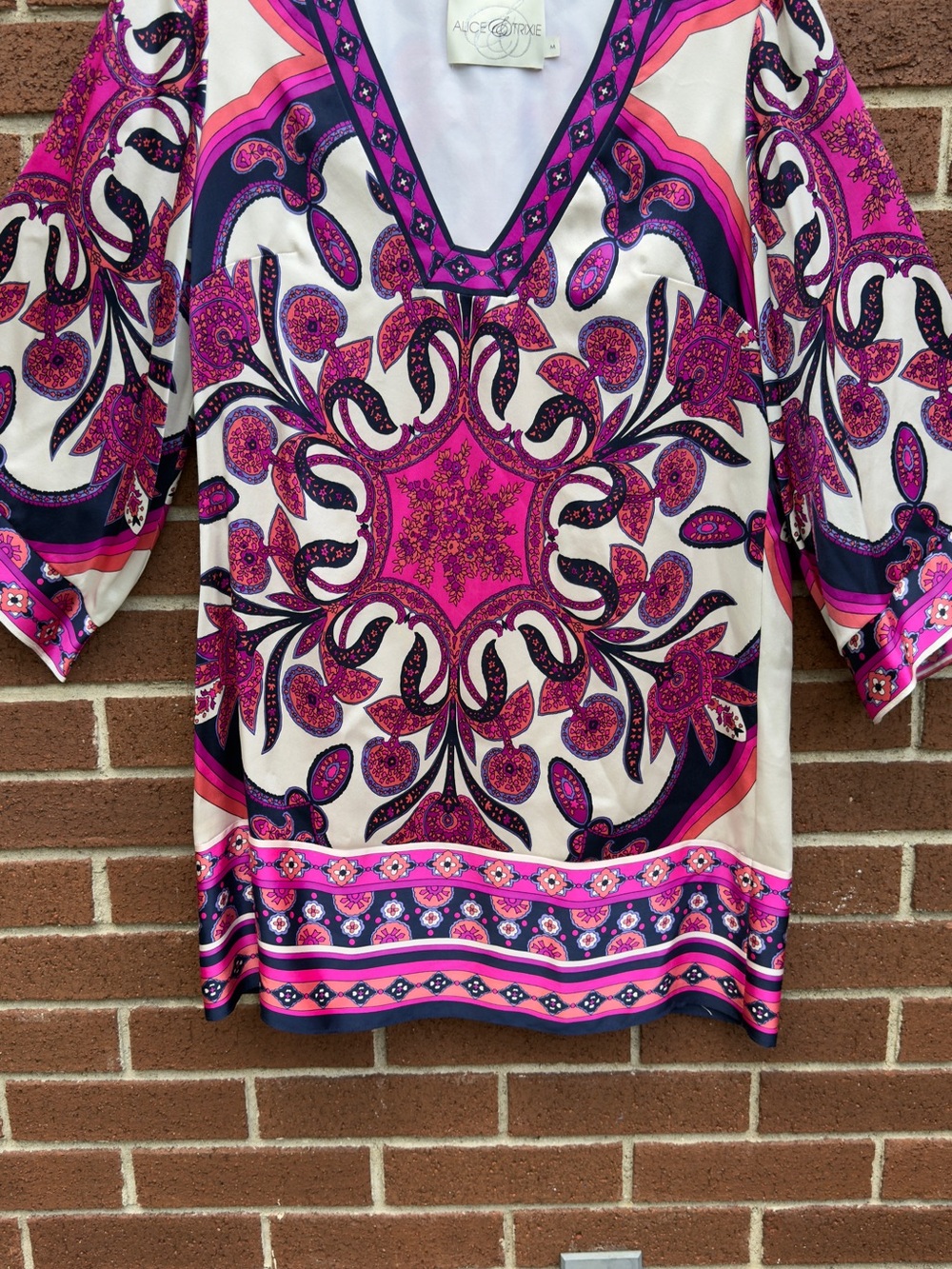 Alice & Trixie 100% Silk Tunic
Dress Boho Geometric Bell Sleeve
Aztec Fuchsia M